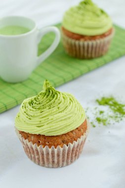 Matcha latte ile servis edilen kibrit yeşil çay kekleri.
