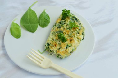 Ispanaklı yumurta beyazı omlet, yonca filizi ve maydanozlu