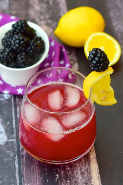 新鮮なブラックベリー レモネード飲み物 — ストック写真