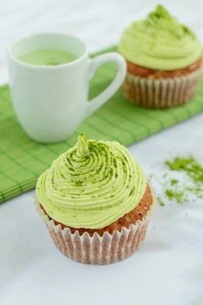 Matcha latte ile servis edilen kibrit yeşil çay kekleri.