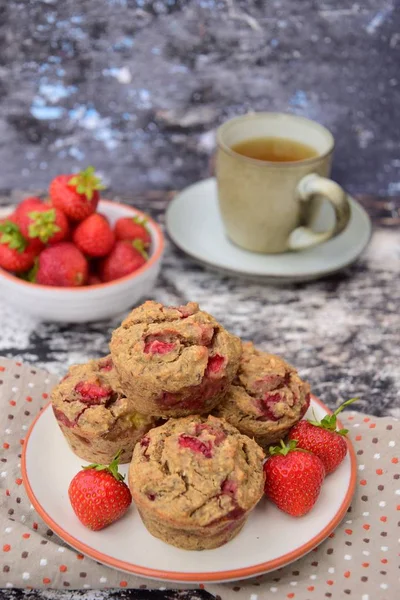 Homemade Vegan Organic Strawberry Muffins Served Cup Tea — Foto de Stock