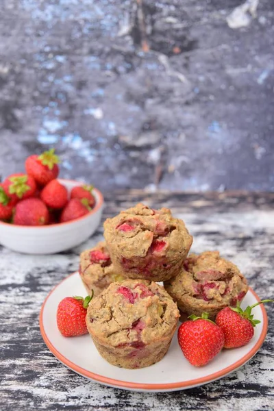 Hausgemachte Muffins Mit Frischen Erdbeeren — Stockfoto