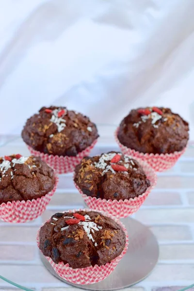 Chocolate Coconut Goji Berry Muffins — Stockfoto