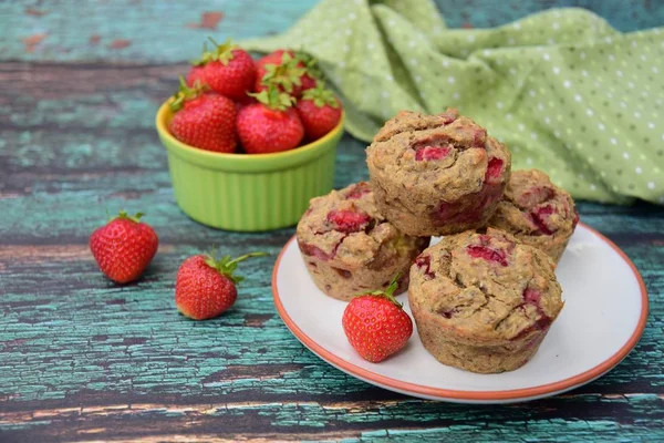 Hausgemachte Muffins Mit Frischen Erdbeeren — Stockfoto