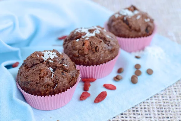 Chocolate Coconut Goji Berry Muffins — Stock fotografie