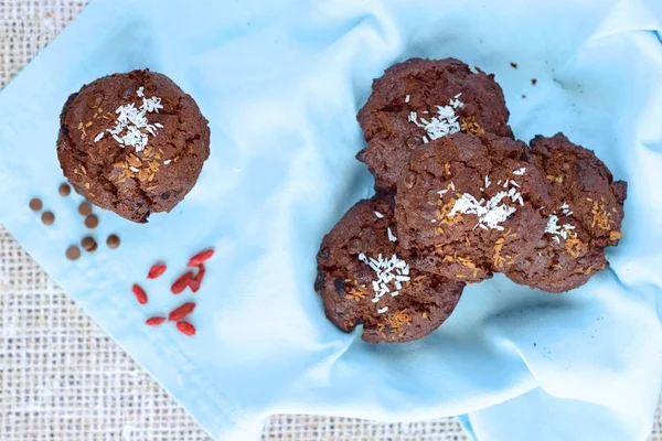 Chocolate Coconut Goji Berry Muffins — Stockfoto