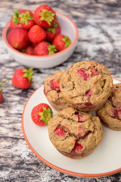Hausgemachte Muffins Mit Frischen Erdbeeren — Stockfoto