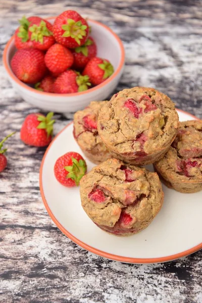 Hausgemachte Vegane Bio Erdbeermuffins Serviert Mit Einer Tasse Tee — Stockfoto