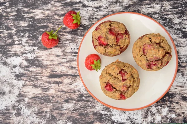 Homemade Muffins Fresh Strawberries — Stock Photo, Image