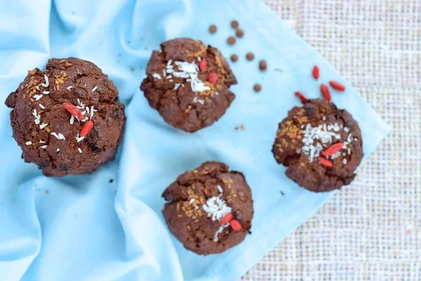 Chocolate Coconut Goji Berry Muffins — Stockfoto