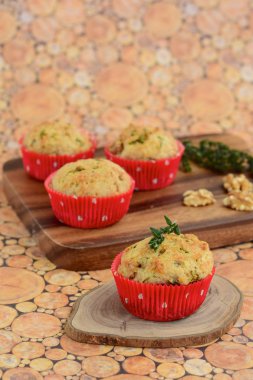 Kahvaltı için ceviz ot tuzlu kek