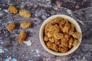 Gri arka planda kurumuş dut, seçici odak