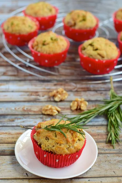 Walnuss Kräutermuffins Auf Kühlregal — Stockfoto