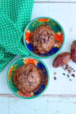 Ev yapımı Chocolate Date Chia Dondurması