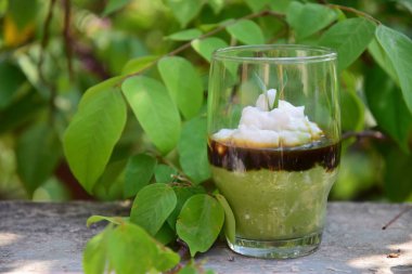 Bubur Sumsum Pandan veya palmiye şekeri soslu pandan pirinç lapası. Ramazan boyunca popüler yiyecekler