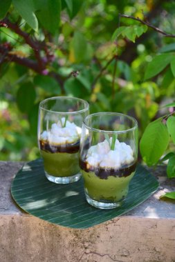 Bubur Sumsum Pandan veya palmiye şekeri soslu pandan pirinç lapası. Ramazan boyunca popüler yiyecekler