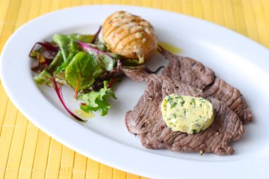 Patates ve salatalı mini biftek.