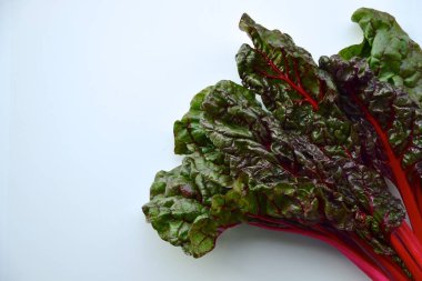 Chard yaprakları beyaz arkaplanda izole edilmiş