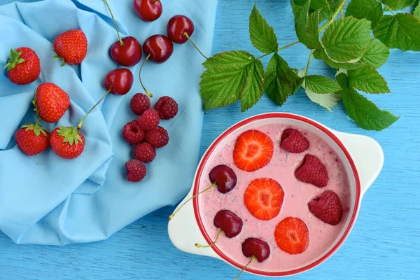 Frühstücksbeeren Smoothie Schalen Mit Himbeeren Erdbeeren Und Kirschen Auf Blauem — Stockfoto