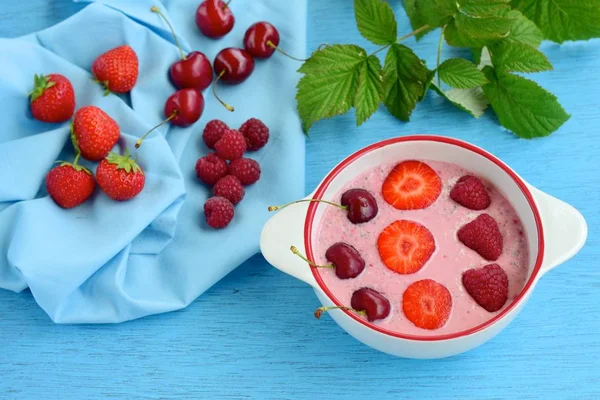 Frühstücksbeeren Smoothie Schalen Mit Himbeeren Erdbeeren Und Kirschen Auf Blauem — Stockfoto