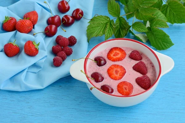 Breakfast Berry Smoothie Bowls Topped Raspberries Strawberries Cherries Blue Background — 图库照片