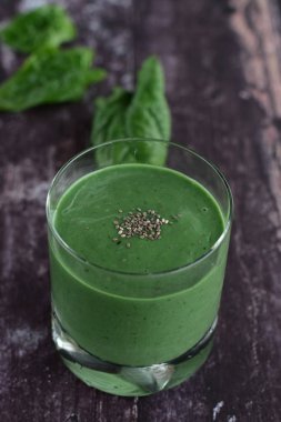 Yeşil spirulina ıspanaklı smoothie garnitür chia çekirdekli