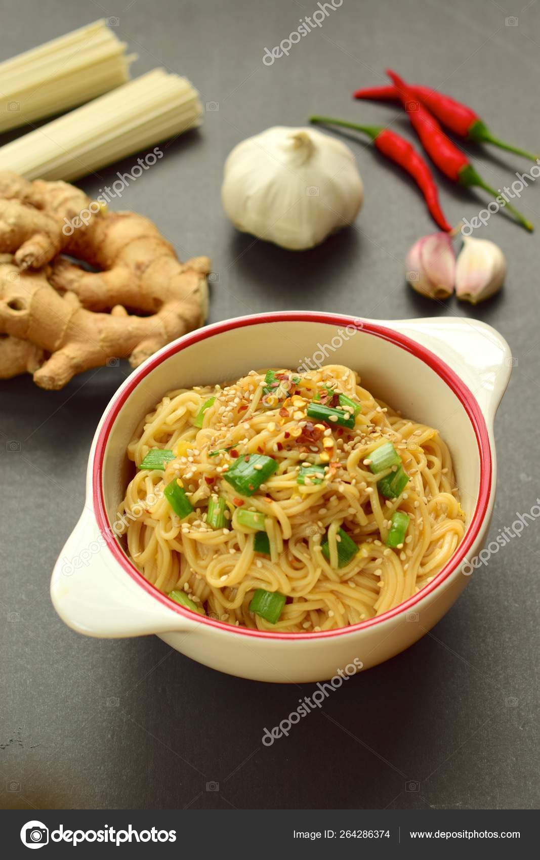Somen Noodle Spicy Garlic Ginger Sesame Soy Sauce — Stock Photo