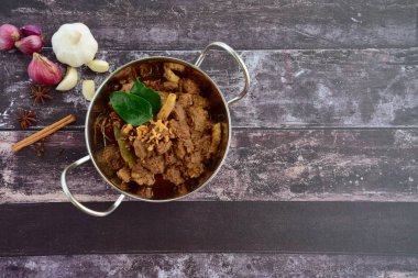 Sığır Rendang, Endonezya baharatlı sığır güveç. Ramazan Bayramı'nı kutlamak için popüler yemek