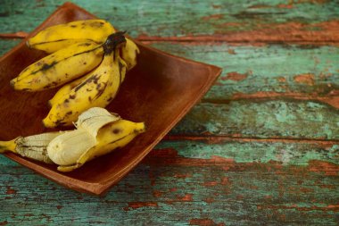 Taze organik Latundan muzları (Tundan, İpek muzları, Pisang raja sereh, Manzana veya Apple muzları))