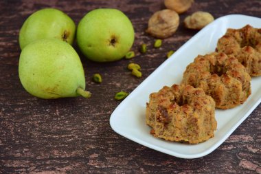 Armut incir fıstıklı mini kek veya Gugelhupf.