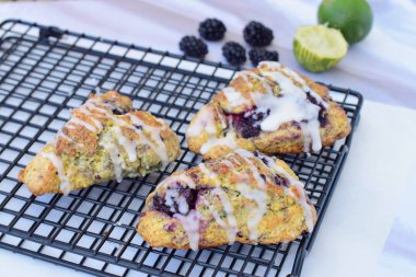 Soğutma rafında şeker kaplı böğürtlenli limonlu çörekler. 