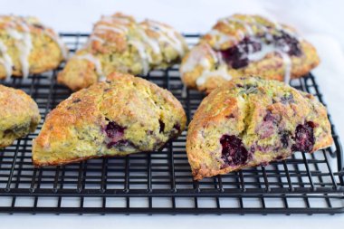 Soğutma rafında şeker kaplı böğürtlenli limonlu çörekler. 