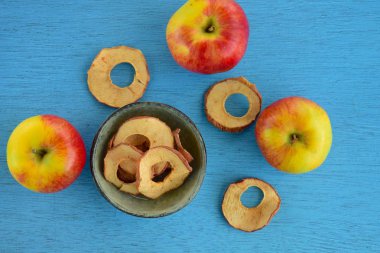 Ahşap arka planda elma halka çipleri, üst görünüm