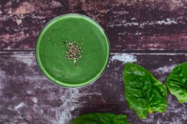 Yeşil spirulina ıspanaklı smoothie garnitür chia çekirdekli