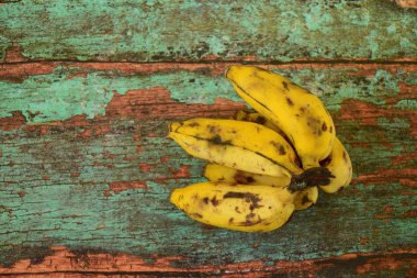Taze organik Latundan muzları (Tundan, İpek muzları, Pisang raja sereh, Manzana veya Apple muzları))