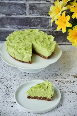 Çiğ pişmemiş organik avokado limonlu cheesecake.