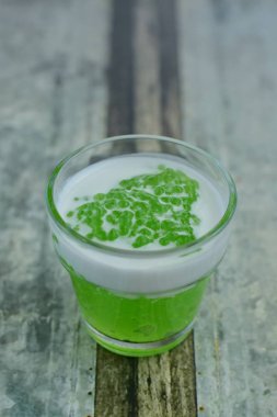 Hindistan cevizi sütü soslu pandan tapyoka incisi.