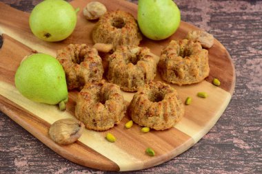 Armut incir fıstıklı mini kek veya Gugelhupf.