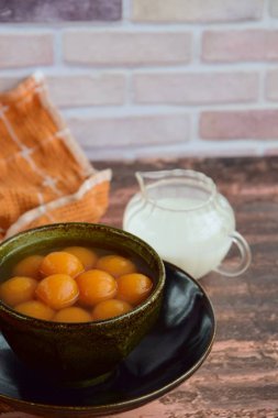 Endonezya mutfağı Biji veya Bubur Candil: palmiye şeker sosu pişmiş tapyoka un ile karışık tatlı patates topları lapası hindistan cevizi sütü servis. Ramadhan sırasında popüler tatlı 