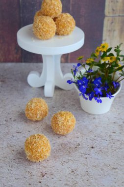 Hindistan cevizi tatlı patates enerji topları