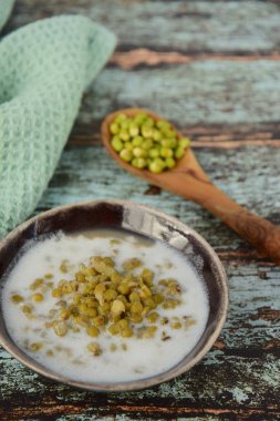 Bubur Kacang Hijau, Hindistan cevizi sütü, palmiye şekeri ve pandan yaprağından yapılmış fasulye lapasından yapılmış Endonezya tatlısı.. 