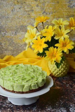 Çiğ pişmemiş organik avokado limonlu cheesecake.