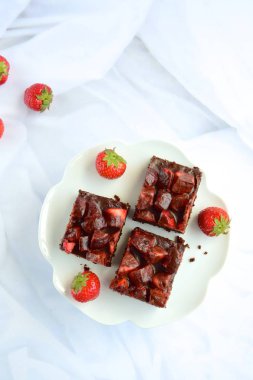 Çilekli ve çikolata soslu ev yapımı çikolatalı brownie.