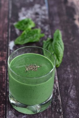 Yeşil spirulina ıspanaklı smoothie garnitür chia çekirdekli