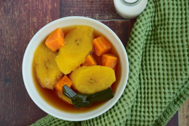 Endonezya Tatlısı, Kolak Pisang Ubi, muz ve tatlı patates püresi. Hindistan cevizi sütü, palmiye şekeri ve pandanus yapraklarıyla pişirilmiş muz. Ramadhan sırasında çok popüler..
