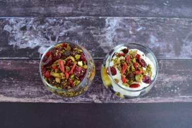 Ev yapımı kibrit taneli yoğurt ve tahta arka planda yoğurt.