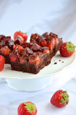 Çilekli ve çikolata soslu ev yapımı çikolatalı brownie.