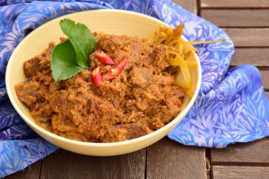 Rendang bifteği. Geleneksel Endonezya yemeği Kurban Bayramı ya da İdul Fitri sırasında servis edilir.