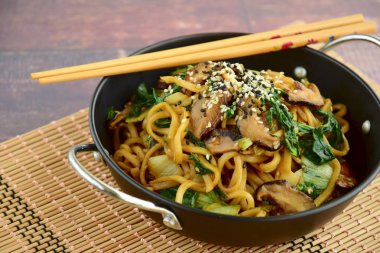 Shiitake mantarlı ramen ve beyaz ve siyah susamlı çikolotalı garnitür.