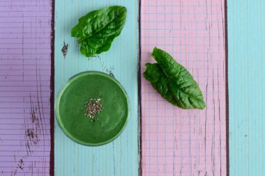Yeşil spirulina ıspanaklı smoothie garnitür chia çekirdekli